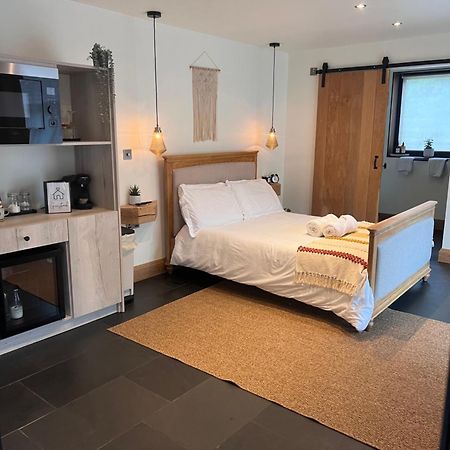 Luxury Courtyard Studio In Llangollen Eksteriør bilde